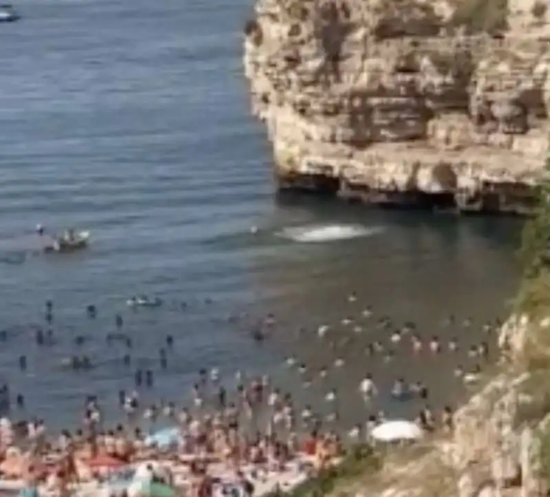 uomo si tuffa a polignano 1