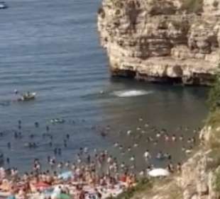 uomo si tuffa a polignano 1