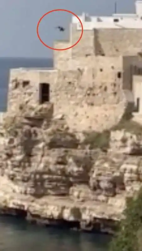 uomo si tuffa a polignano 3