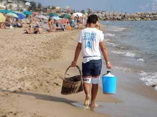 venditore di cocco sulla spiaggia