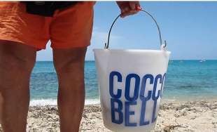 venditore di cocco sulla spiaggia