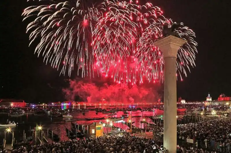 VENEZIA - FUOCHI D ARTIFICIO PER LA FESTA DEL REDENTORE  