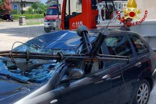 VICENZA - CROCE SI STACCA DAL CAMPANILE E COLPISCE AUTO DEL SACERDOTE