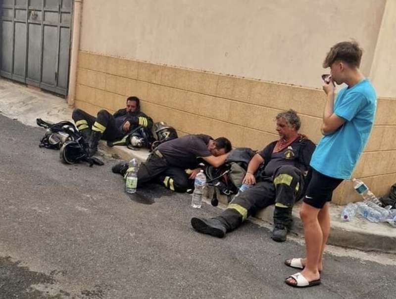 VIGILI DEL FUOCO ESAUSTI SUL MARCIAPIEDE A SIRACUSA POMPIERI