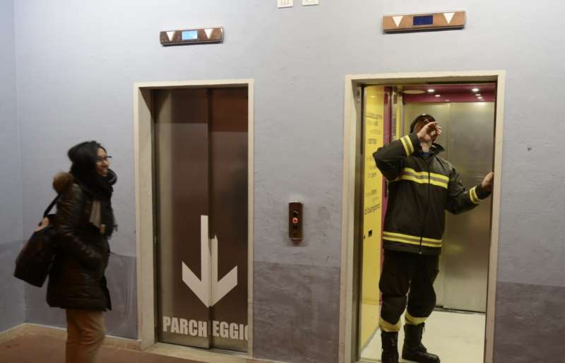 vigili del fuoco intervengono per un ascensore bloccato 3