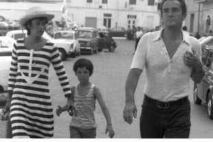 vittorio gassman con juliette mayniel e il figlio alessandro 3