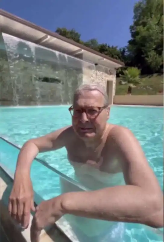 VITTORIO SGARBI IN PISCINA AD ARPINO