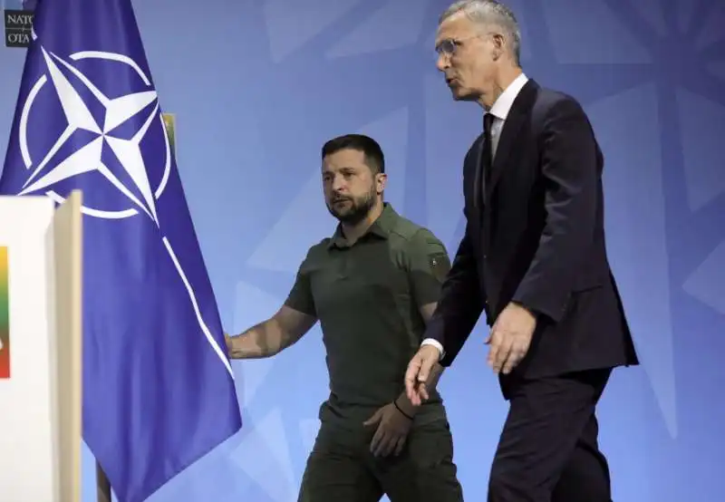 volodymyr zelensky e jens stoltenberg  al vertice nato di vilnius 