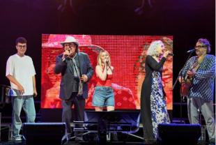 Albano Carrisi jr accanto al padre Al Bano, al centro la sorella Jasmine e a destra il fratello Yari. Con loro sul palco dell’Arena Rubicone la corista Luana Heredia