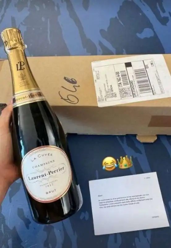 albert gudmundsson riceve bottiglia di champagne da un fantallenatore