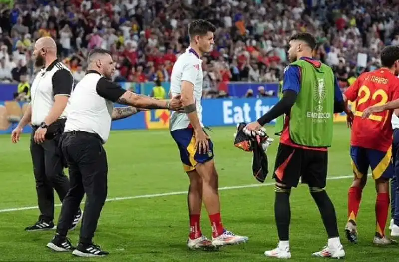 ALVARO MORATA COLPITO DA UNO STEWARD. 