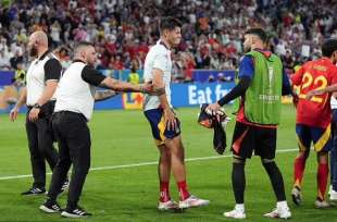 ALVARO MORATA COLPITO DA UNO STEWARD.