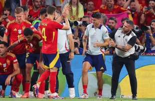 ALVARO MORATA COLPITO DA UNO STEWARD.