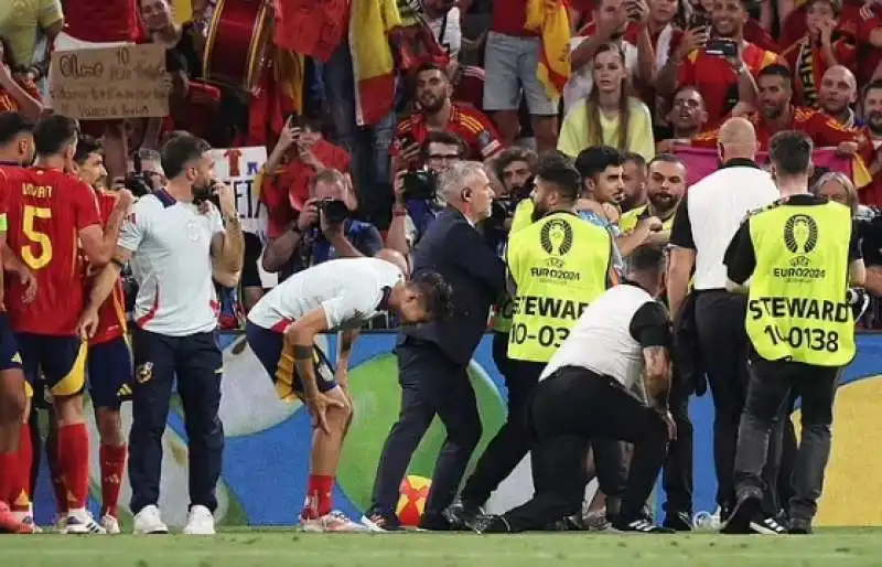 ALVARO MORATA COLPITO DA UNO STEWARD. 