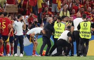 ALVARO MORATA COLPITO DA UNO STEWARD.