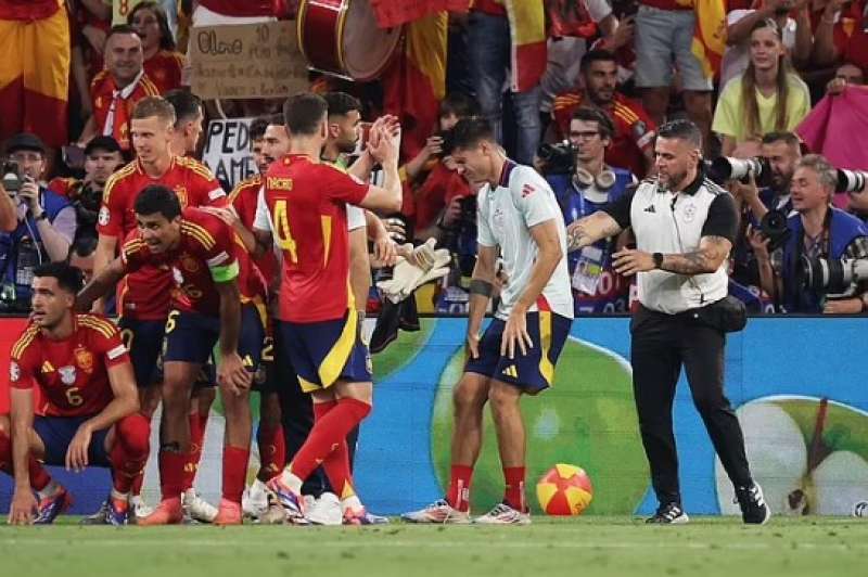 ALVARO MORATA COLPITO DA UNO STEWARD.