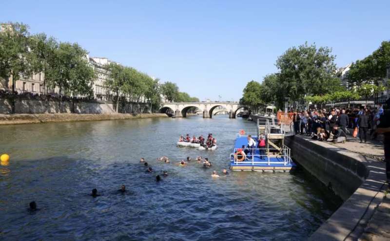 ANNE HIDALGO FA IL BAGNO NELLA SENNA