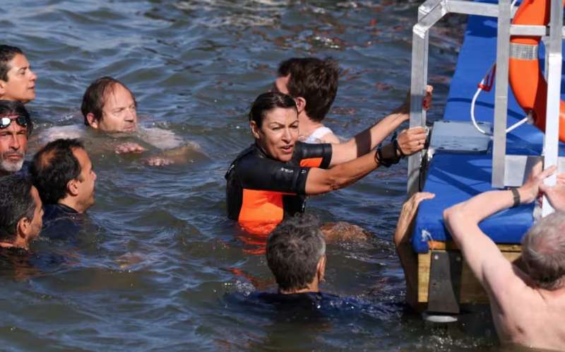 ANNE HIDALGO FA IL BAGNO NELLA SENNA