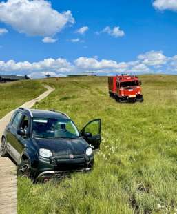 AUTOMOBILISTA FINISCE FUORI STRADA DOPO AVER SEGUITO LE INDICAZIONI DEL NAVIGATORE