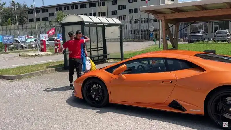 baby gang esce dal carcere in lamborghini 1