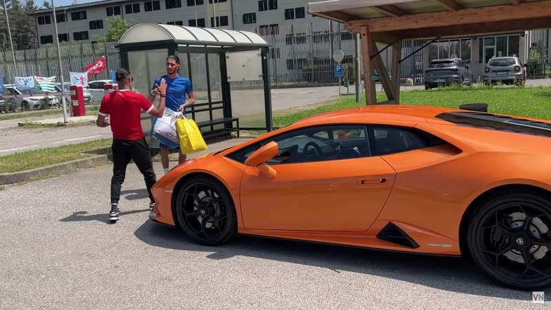 baby gang esce dal carcere in lamborghini 2