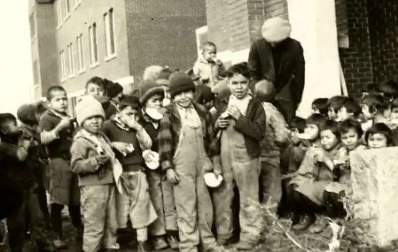 bambini nativi americani nelle scuole 2