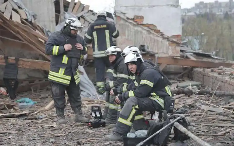 bombardamenti russi contro soccorsi ucraini  4