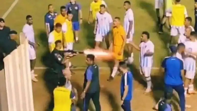 brasile   poliziotto spara alla gamba di calciatore durante partita  4