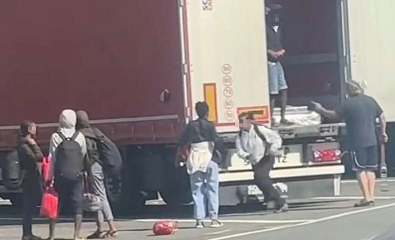 camionista prende a cinghiate i migranti saliti sul suo tir a ventimiglia 2