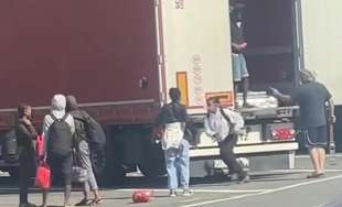 camionista prende a cinghiate i migranti saliti sul suo tir a ventimiglia 2