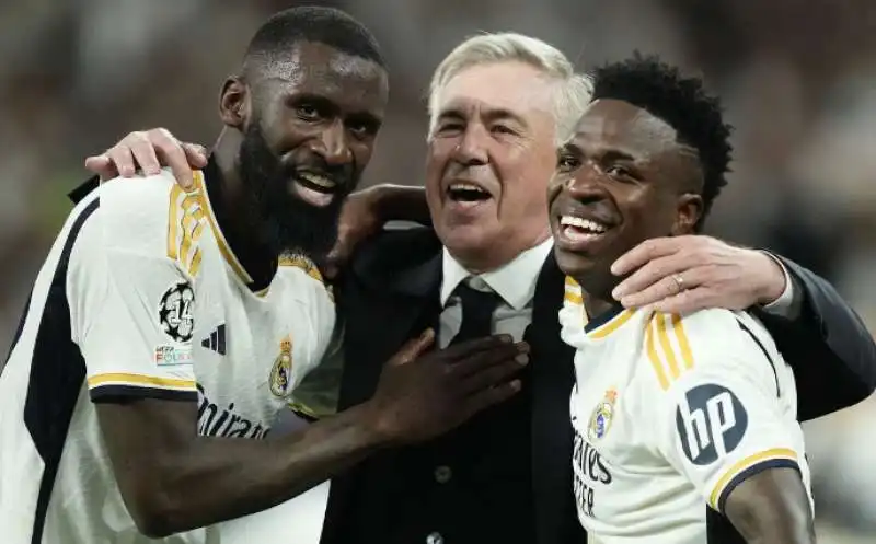 CARLO ANCELOTTI CON RUDIGER E VINICIUS   