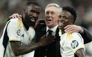 CARLO ANCELOTTI CON RUDIGER E VINICIUS