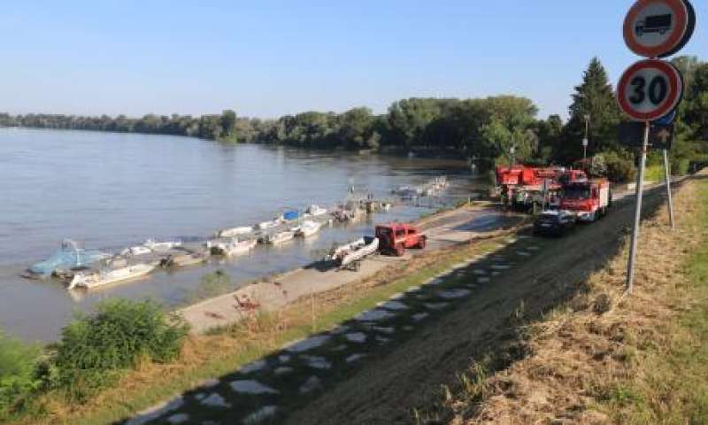 casalmaggiore auto finisce nel fiume po 1