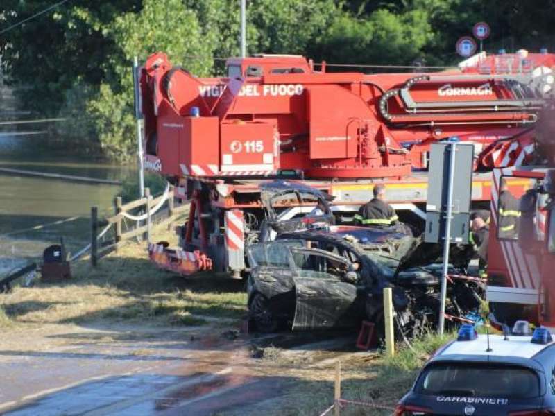 casalmaggiore auto finisce nel fiume po 2