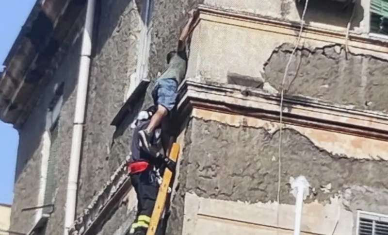 castellammare di stabia ladro in fuga si aggrappa al cornicione di un palazzo