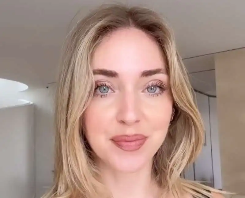 chiara ferragni legge il comunicato sulla decisione dell antitrust 6