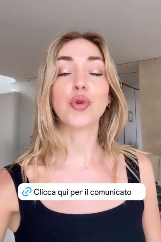 chiara ferragni legge il comunicato sulla decisione dell antitrust 7