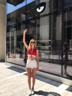 chiara ferragni nel suo negozio a milano 1