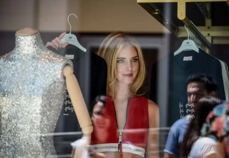 chiara ferragni nel suo negozio a milano 2