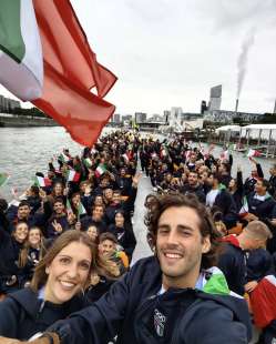 delegazione italiana cerimonia di apertura delle olimpiadi di parigi