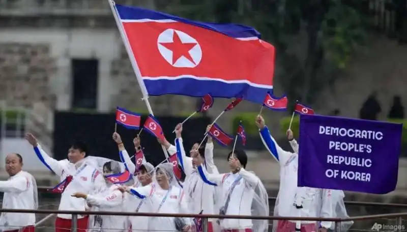 delegazione nordcoreana alla cerimonia di apertura delle olimpiadi di parigi  