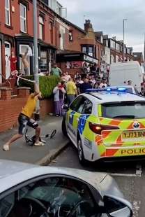 disordini contro la polizia a leeds 17