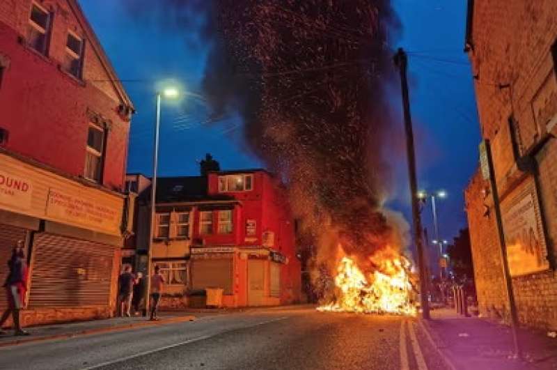 disordini contro la polizia a leeds 20