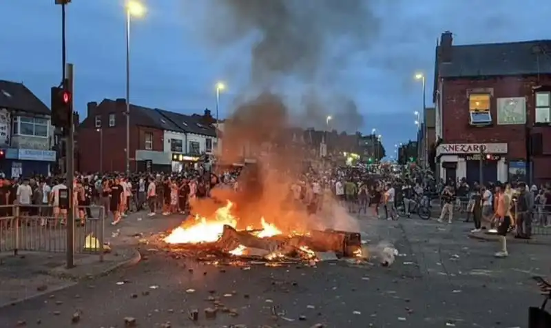 disordini contro la polizia a leeds 8