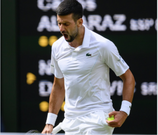 djokovic durante la finale contro alcaraz a wimbledon