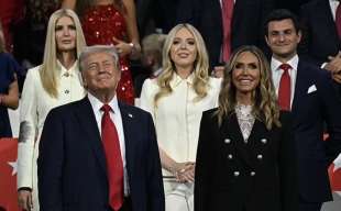 donald e lara trump con dietro ivanka tiffany e il marito