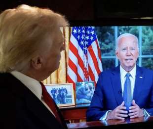 DONALD TRUMP ASCOLTA IL DISCORSO DI BIDEN