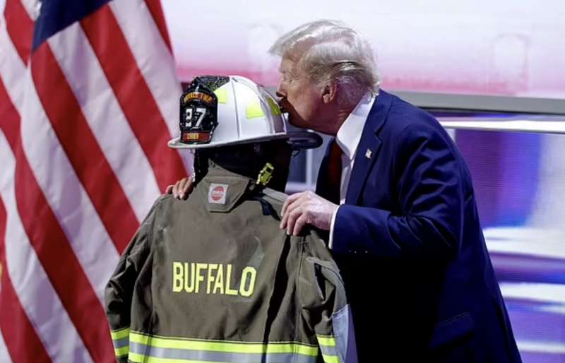 donald trump bacia la divisa di corey comperatore alla convention repubblicana di milwaukee