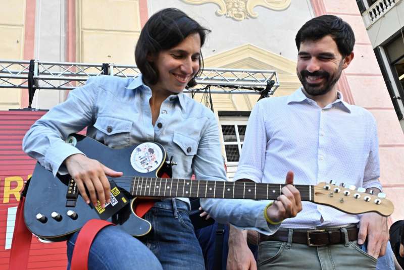 elly schlein con la chitarra in mano genova, manifestazione per le dimissioni di giovanni toti