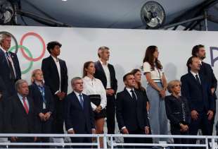 emmanuel macron alla cerimonia di apertura delle olimpiadi di parigi